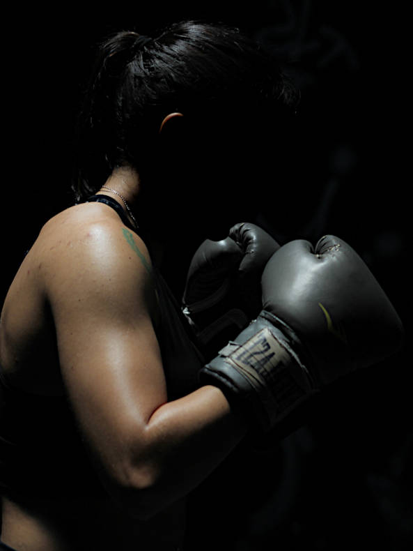 Frau beim Boxtraining